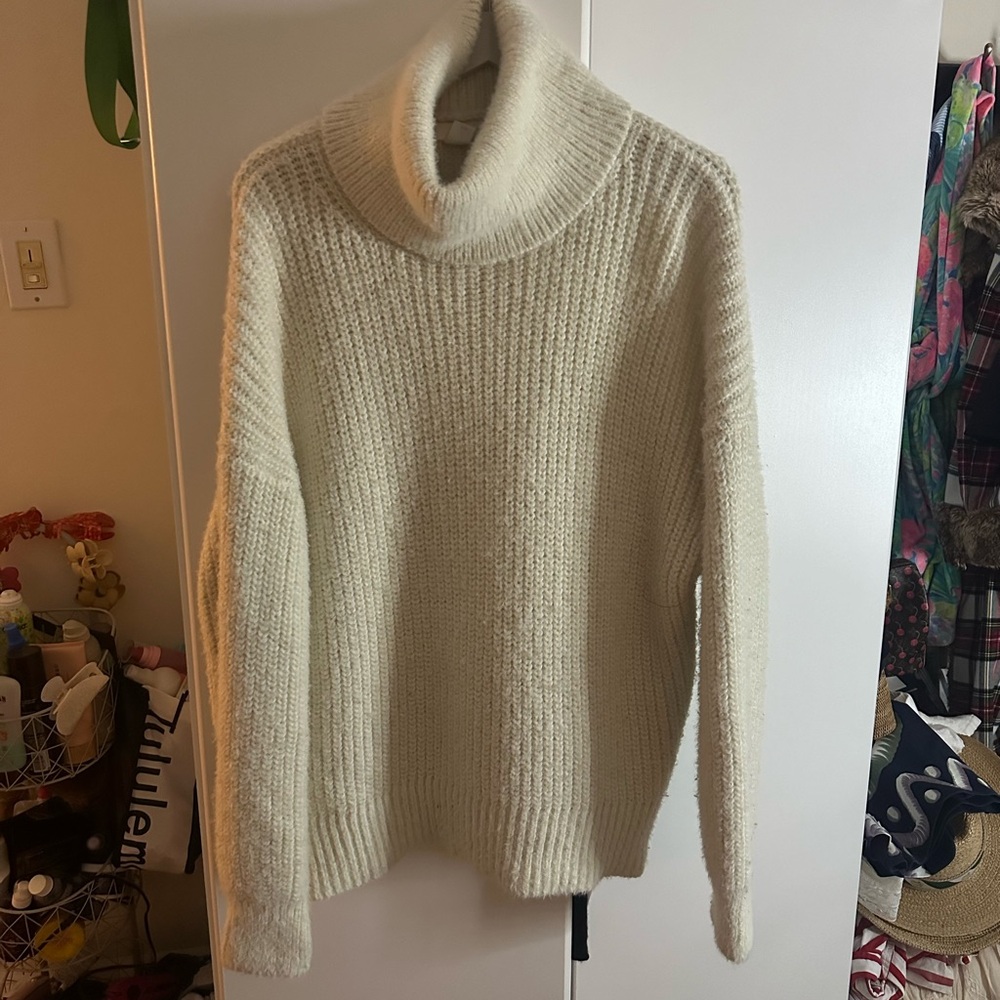 H&M Cream Turtleneck Sweater Medium EUC